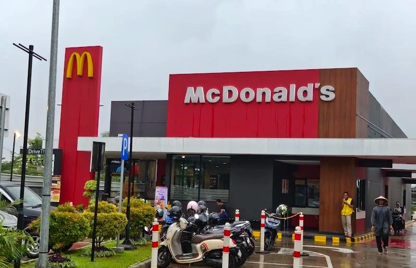 Eksterior dan area Drive Thru McDonald's Juanda Bekasi Timur
